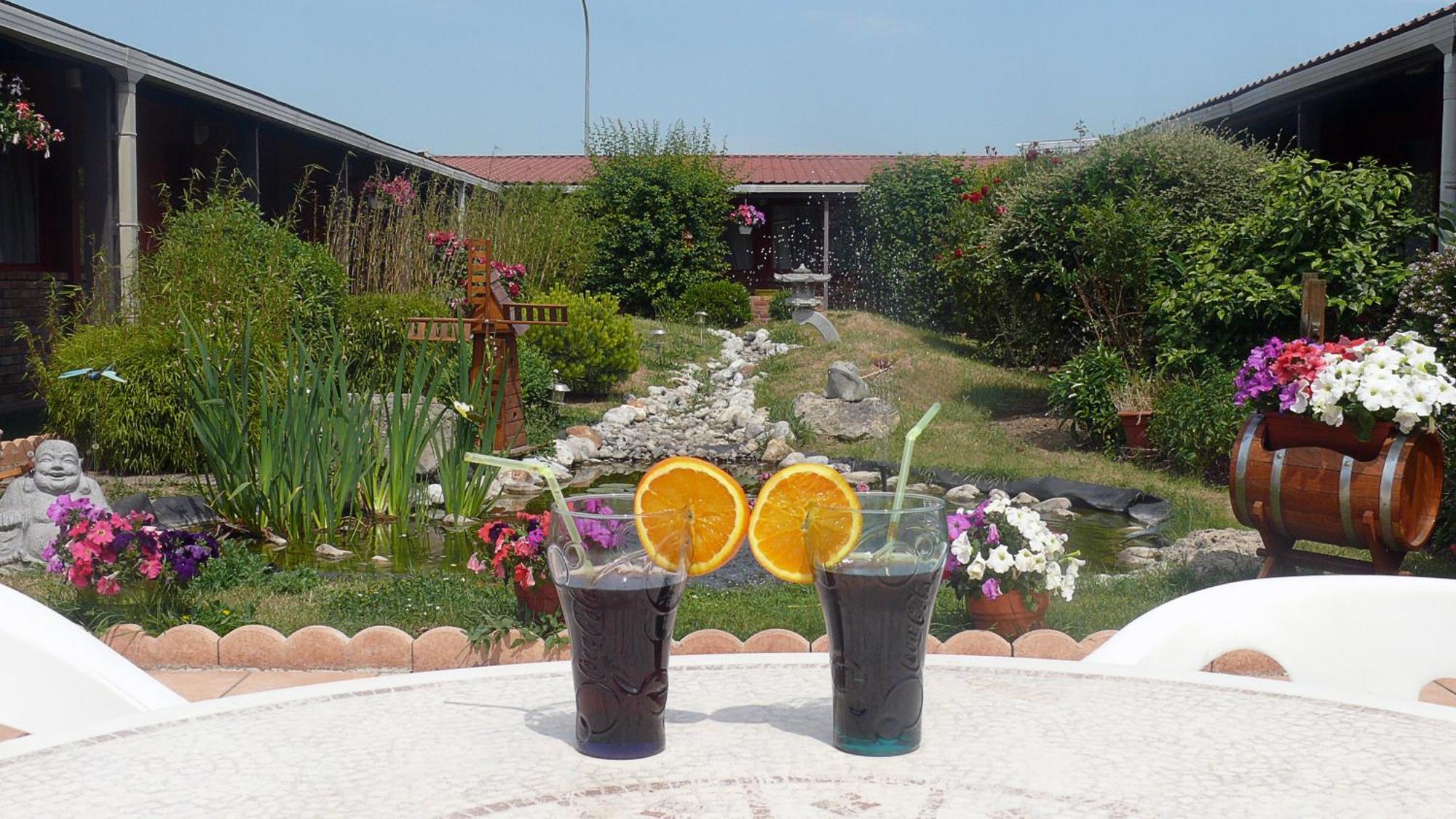 Hotel Restaurant Les Jardins D'Épône Екстериор снимка