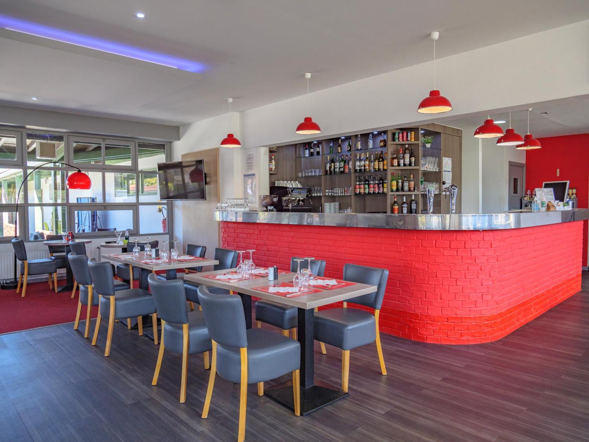 Hotel Restaurant Les Jardins D'Épône Екстериор снимка