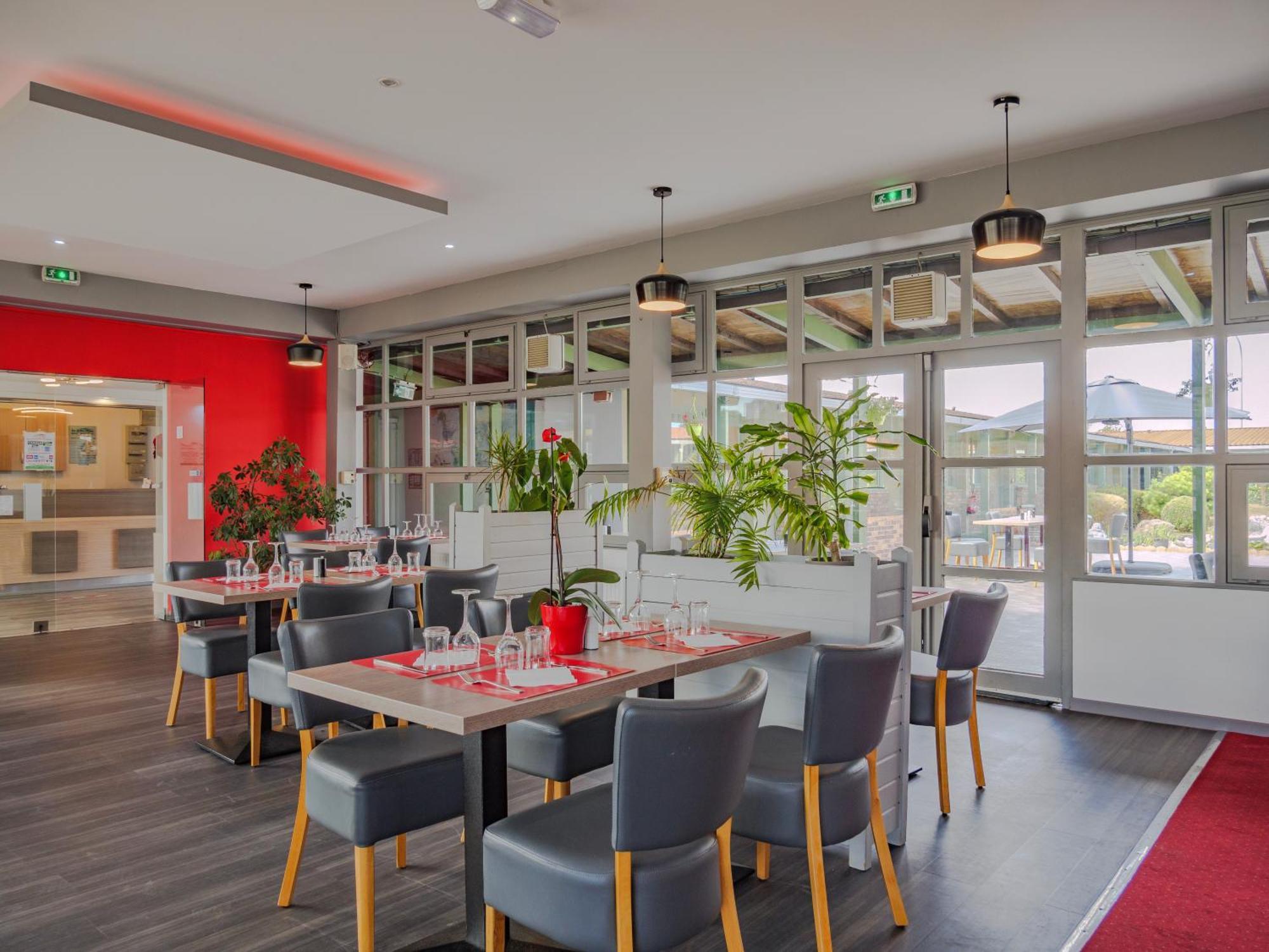 Hotel Restaurant Les Jardins D'Épône Екстериор снимка