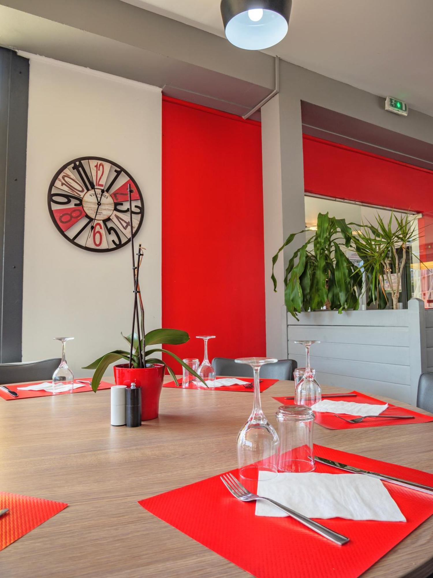 Hotel Restaurant Les Jardins D'Épône Екстериор снимка