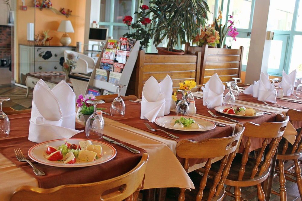 Hotel Restaurant Les Jardins D'Épône Екстериор снимка