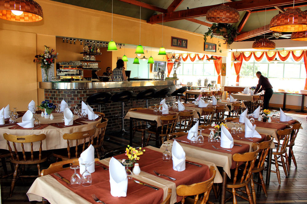 Hotel Restaurant Les Jardins D'Épône Екстериор снимка