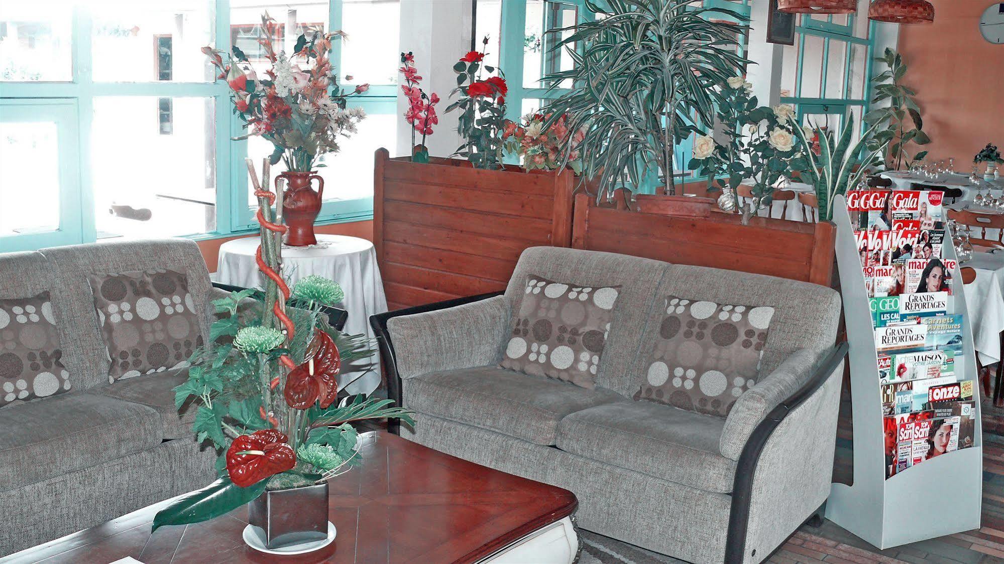 Hotel Restaurant Les Jardins D'Épône Екстериор снимка