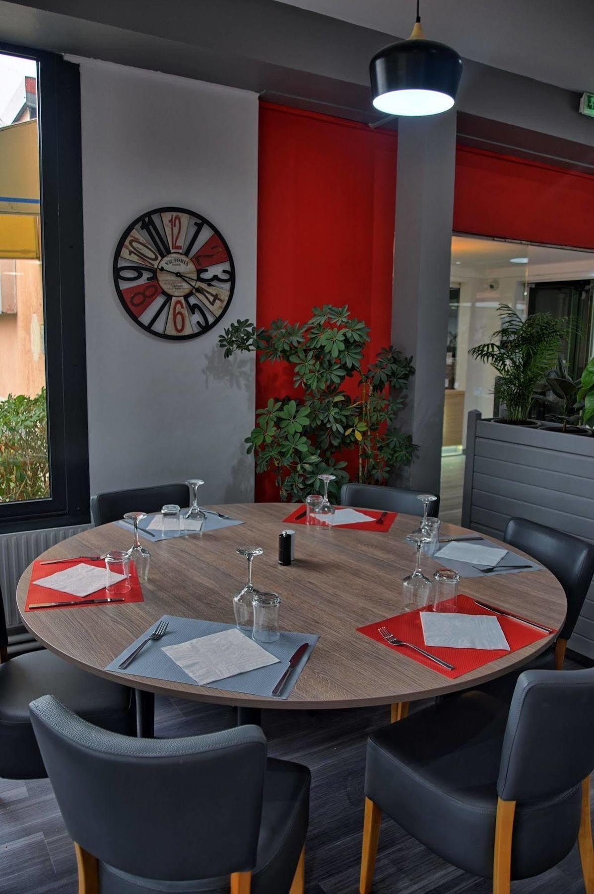 Hotel Restaurant Les Jardins D'Épône Екстериор снимка