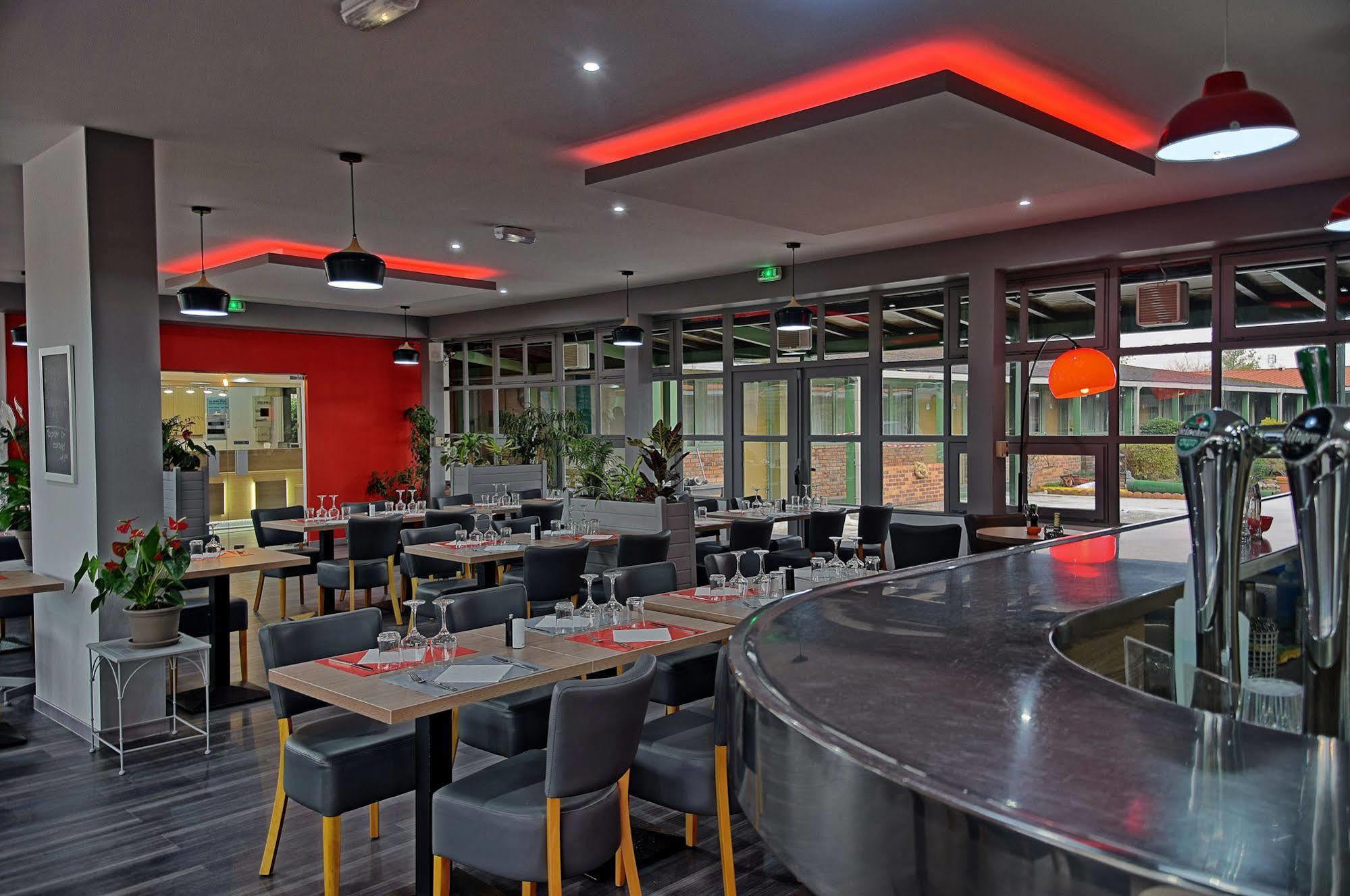Hotel Restaurant Les Jardins D'Épône Екстериор снимка
