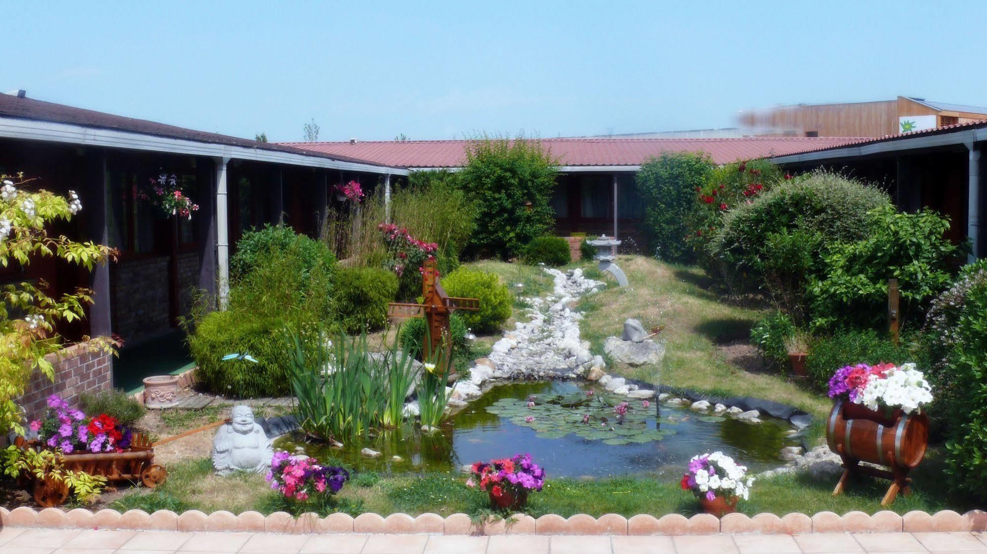 Hotel Restaurant Les Jardins D'Épône Екстериор снимка