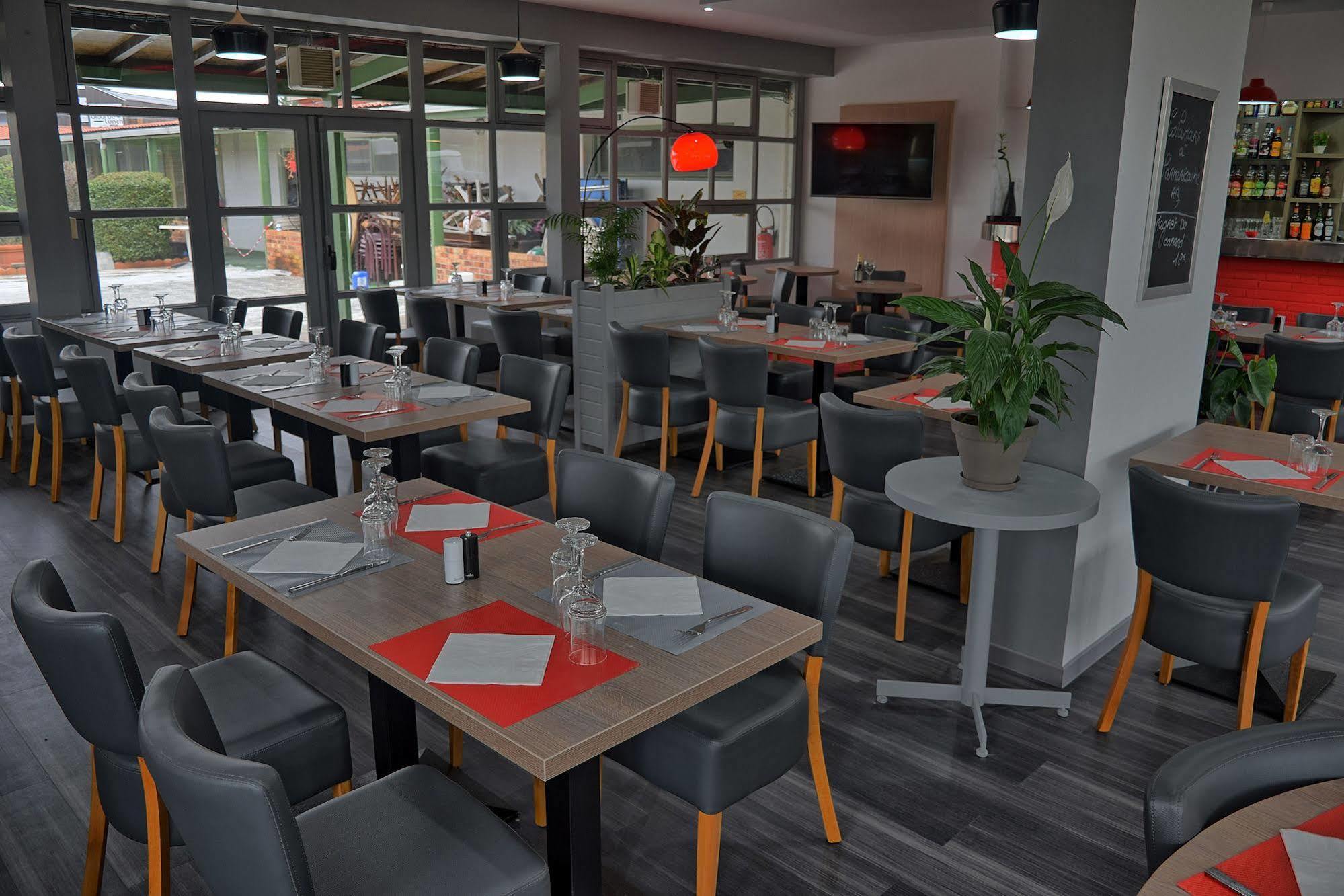 Hotel Restaurant Les Jardins D'Épône Екстериор снимка
