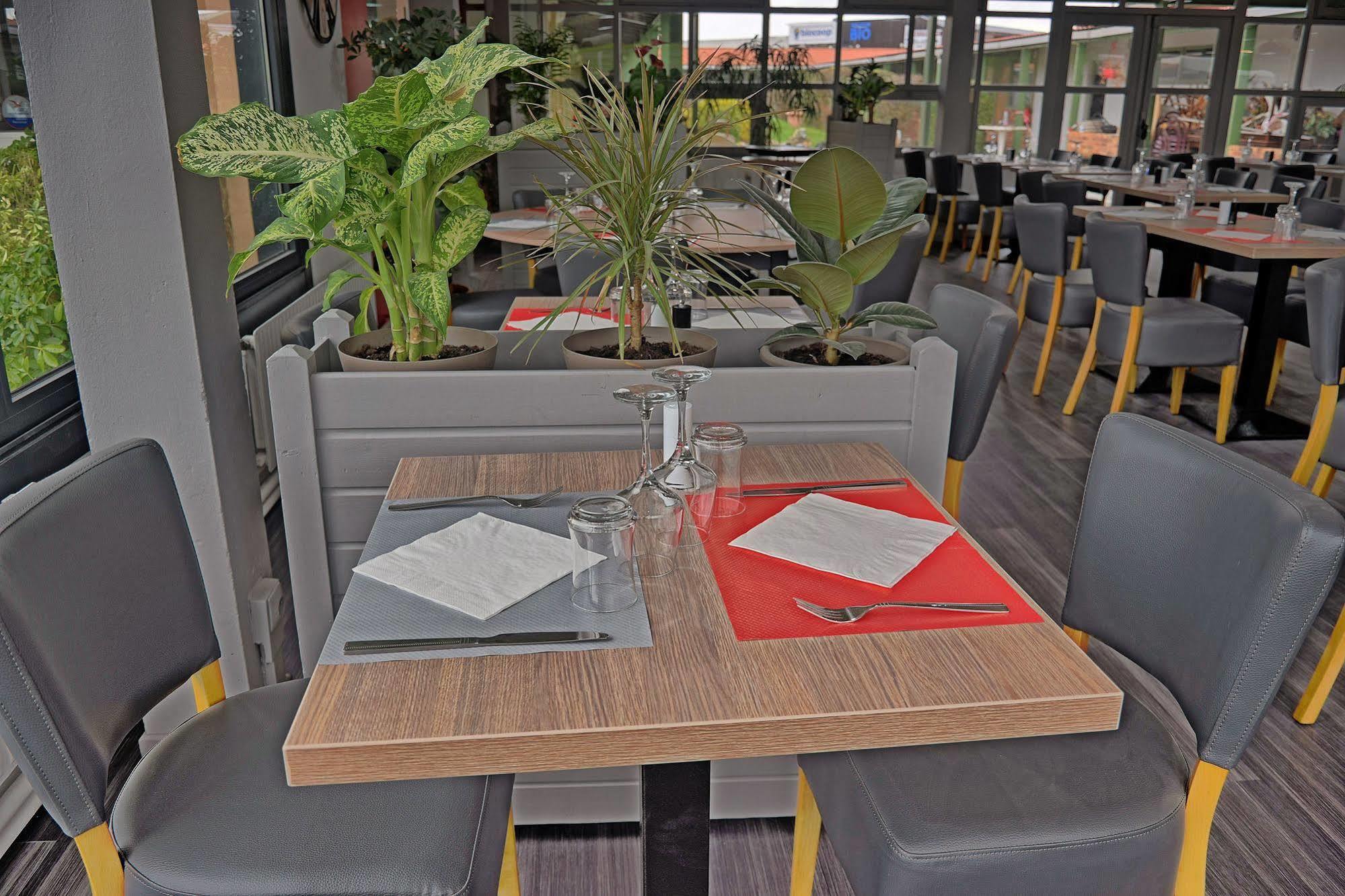 Hotel Restaurant Les Jardins D'Épône Екстериор снимка