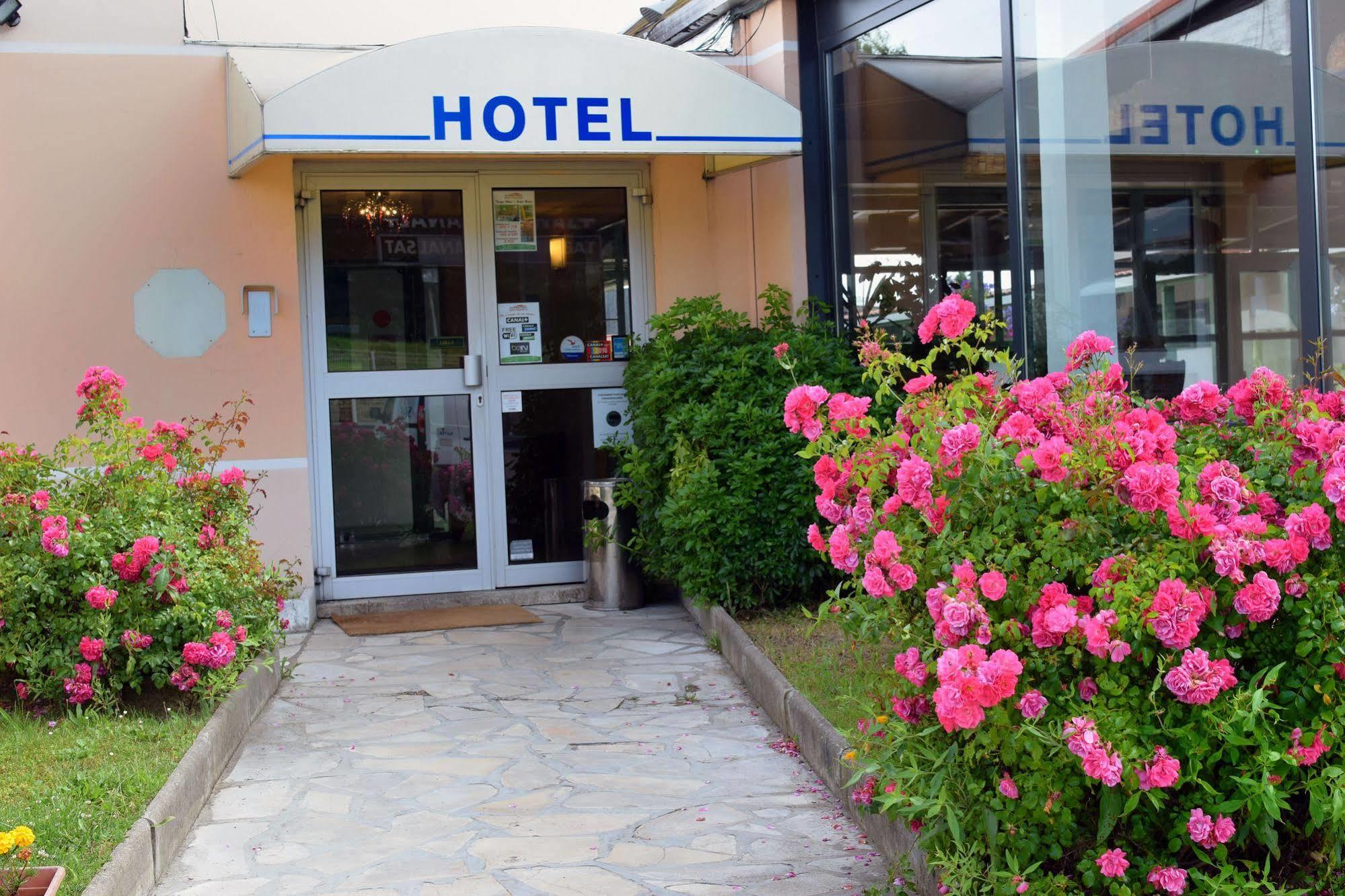 Hotel Restaurant Les Jardins D'Épône Екстериор снимка