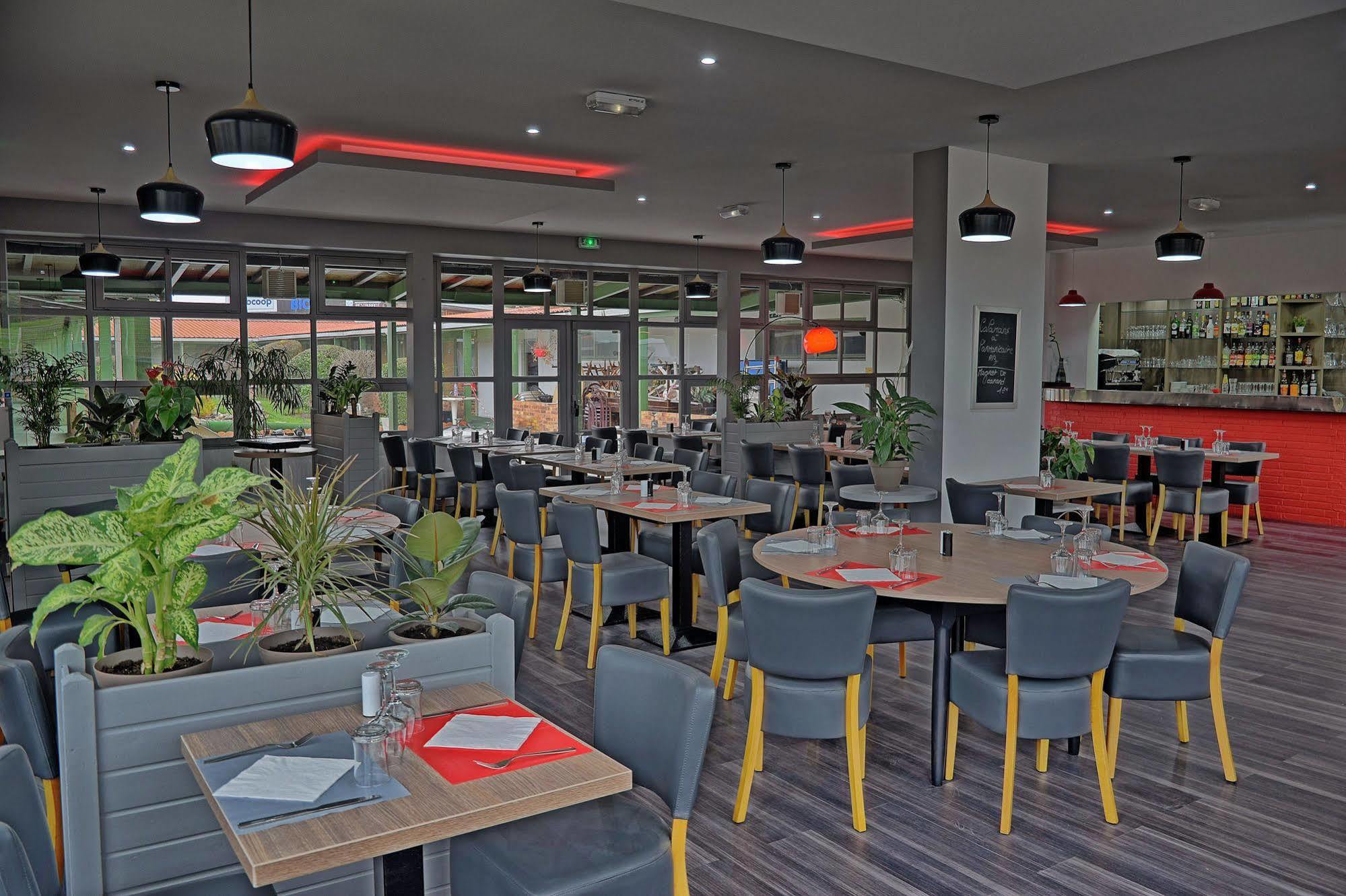 Hotel Restaurant Les Jardins D'Épône Екстериор снимка