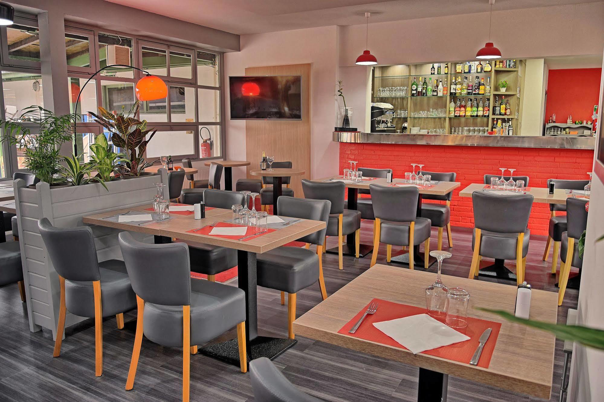 Hotel Restaurant Les Jardins D'Épône Екстериор снимка