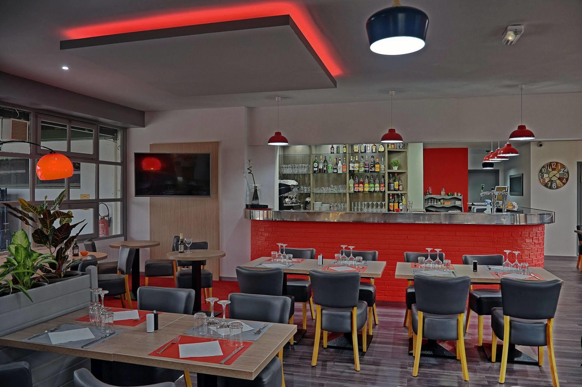 Hotel Restaurant Les Jardins D'Épône Екстериор снимка