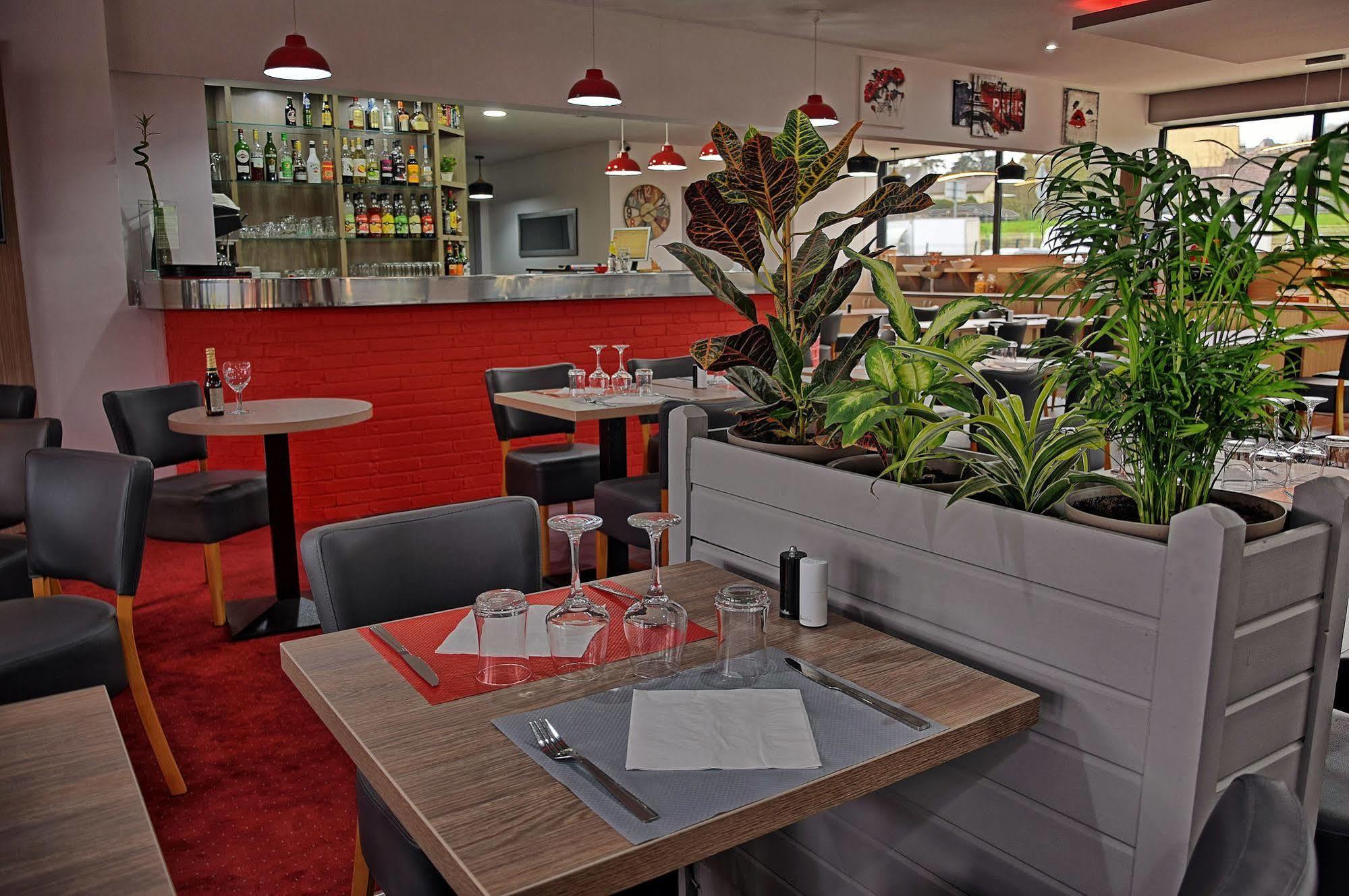 Hotel Restaurant Les Jardins D'Épône Екстериор снимка