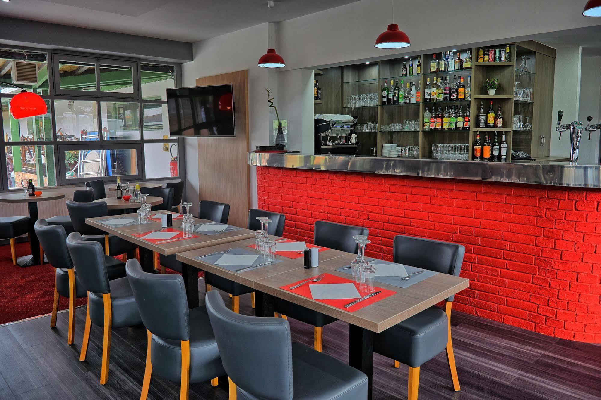 Hotel Restaurant Les Jardins D'Épône Екстериор снимка
